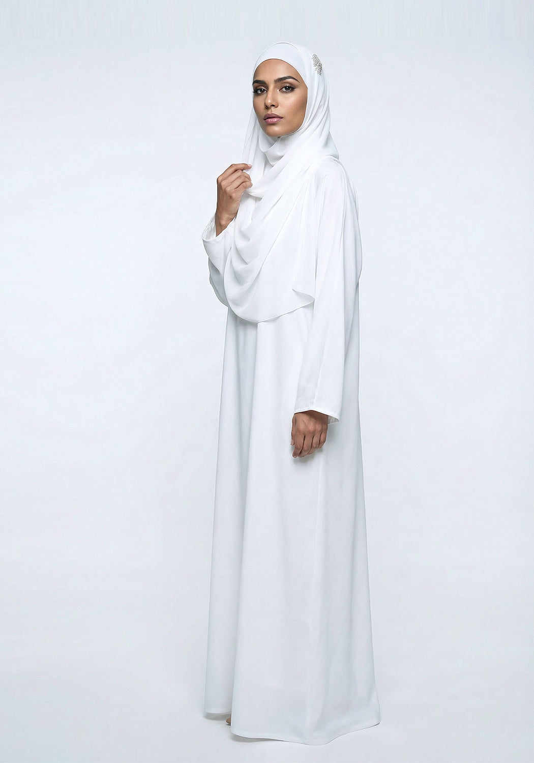 WHITE CLASSIC FRONT-CLOSED ABAYA Hijabi